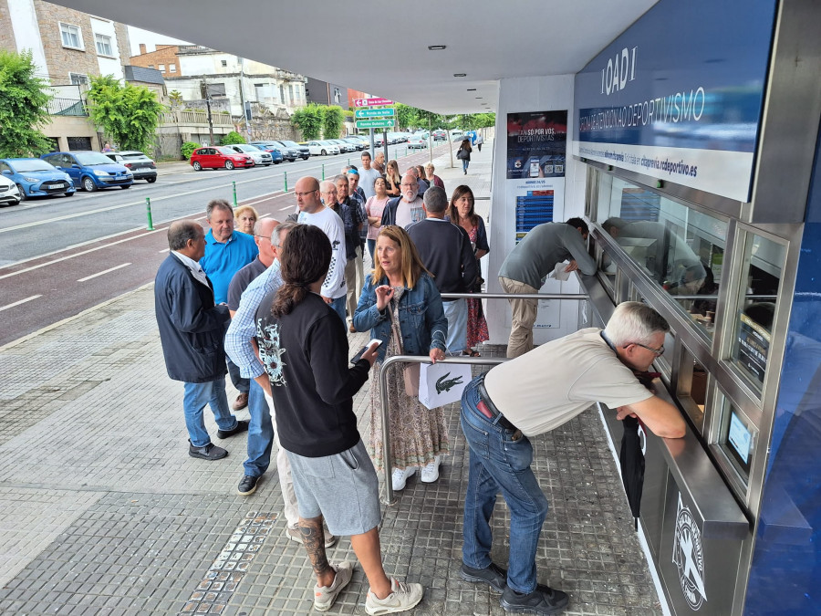 Colas en Riazor en el primer día de la campaña de abonados del Depor