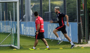 Alcaina sigue trabajando en el gimnasio y José Ángel avanza al margen en el césped