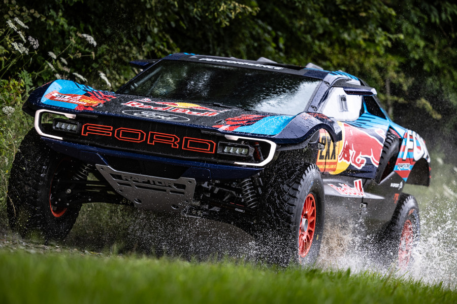 Ford presenta el nuevo Raptor T1+ con el que Sainz y Roma competirán en el Rally Dakar