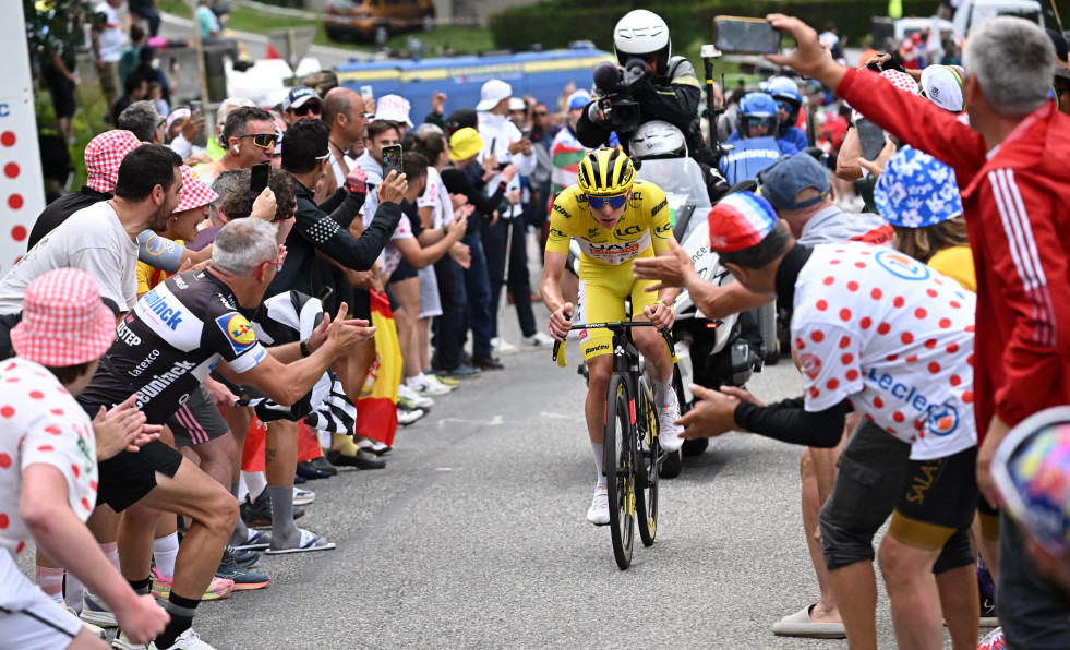 Pogacar irrumpe en Pirineos como dueño y señor del maillot amarillo