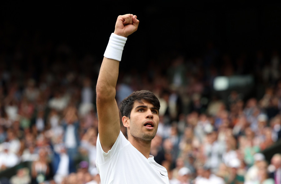 Alcaraz fulmina a Djokovic y sigue haciendo historia con su segundo Wimbledon