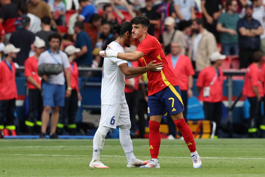 España salva el debut ante Uzbekistán con lo justo (1-2)