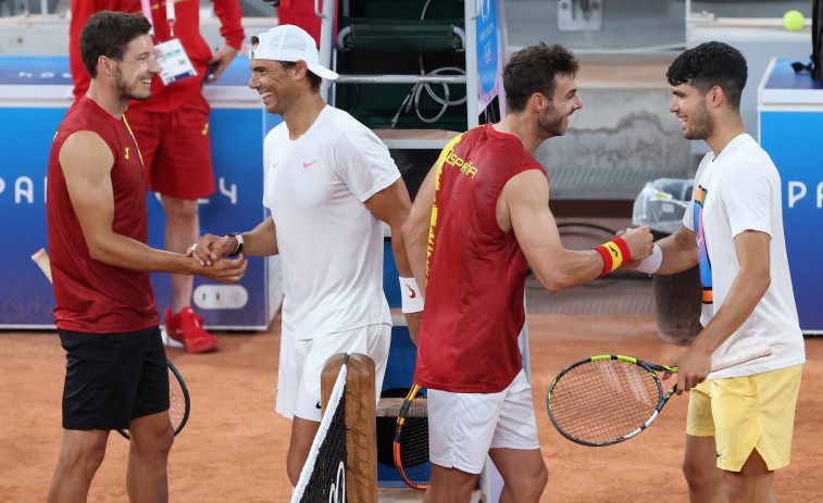 Nadal, vendado en el muslo derecho, prepara el dobles con Alcaraz