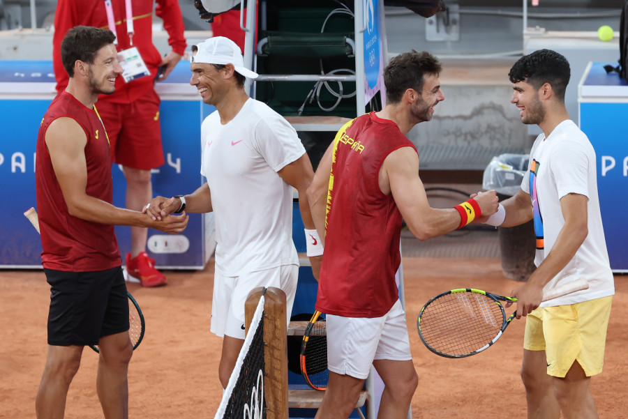 Nadal, vendado en el muslo derecho, prepara el dobles con Alcaraz