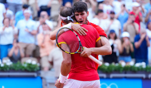 Nadal abraza el dobles con Alcaraz y se acerca a las medallas