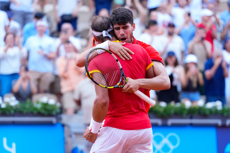 Nadal abraza el dobles con Alcaraz y se acerca a las medallas