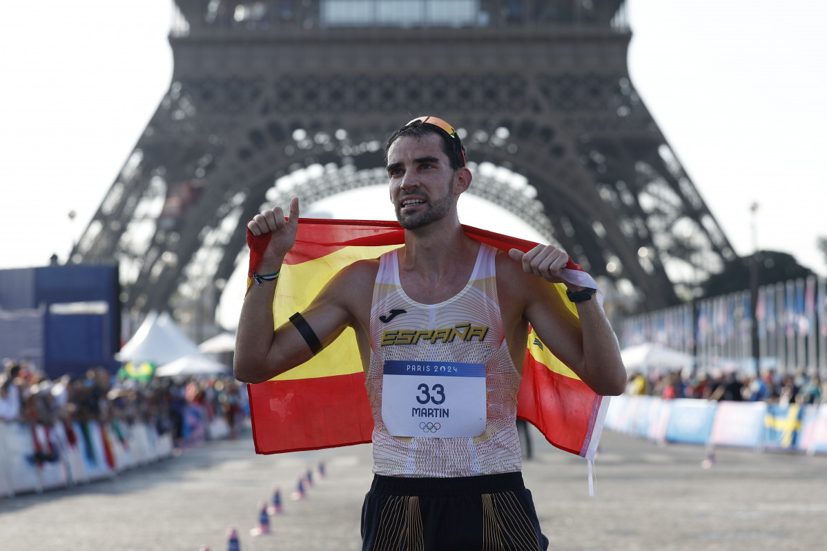 PARÍS, 01/08/2024.- El atleta español Martín Álvaro celebra su medalla de bronce al finalizar la prueba de los 20km marcha masculinos de los Juegos Olímpicos de París 2024, este jueves, en la ca