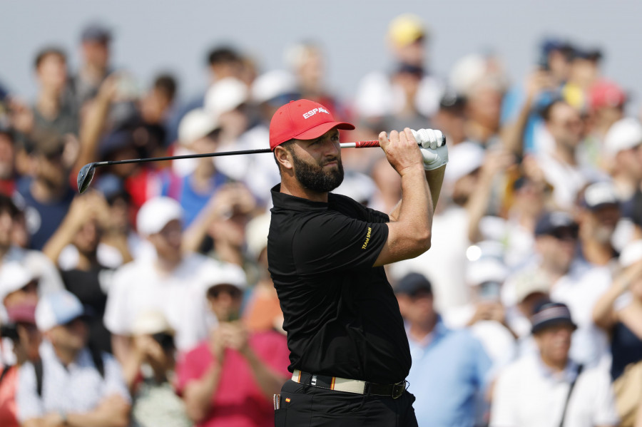 Rahm acecha a dos golpes de los líderes en Le Golf National