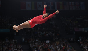 Simone Biles, oro tambien en salto