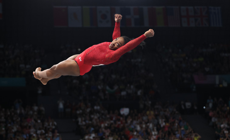 Simone Biles, oro tambien en salto