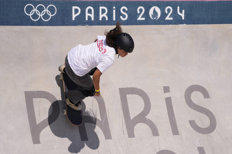 La skater coruñesa Julia Benedetti sólo completa una ronda en París