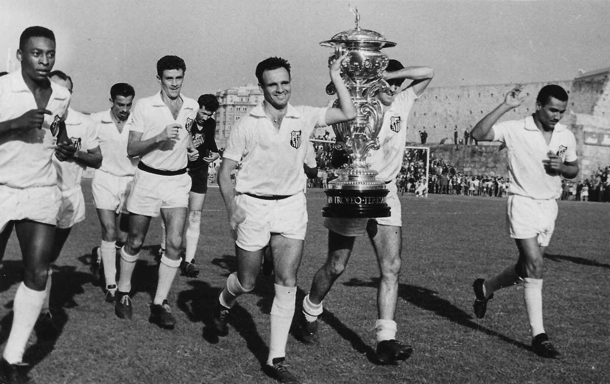 El Santos celebra su triunfo  en el Teresa Herrera de 1959, con Pelu00e9 a la izquierda