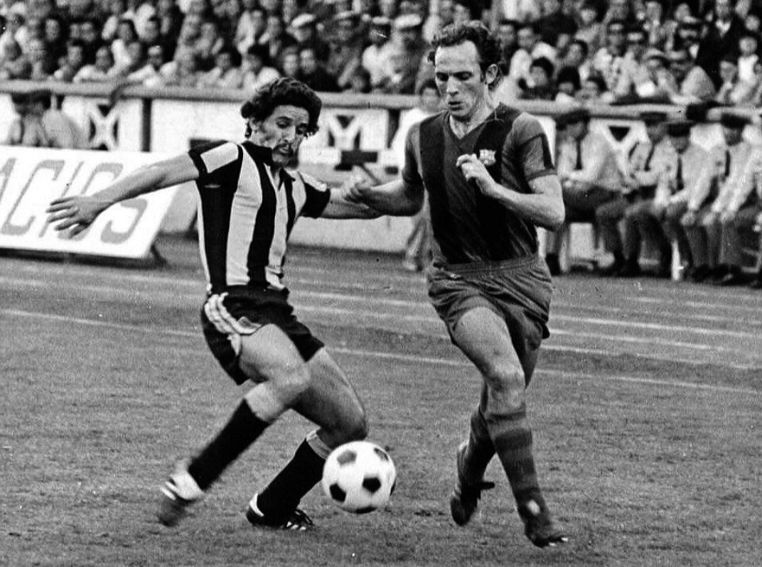 Manolo Clares, del Barcelona, supera a un jugador del Peu00f1arol , en 1974  AEC