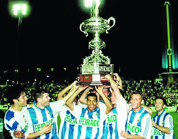 Jugadores del Deportivo alzan el Ramu00f3n de Carranza que ganaron en agosto de 1998   AEC