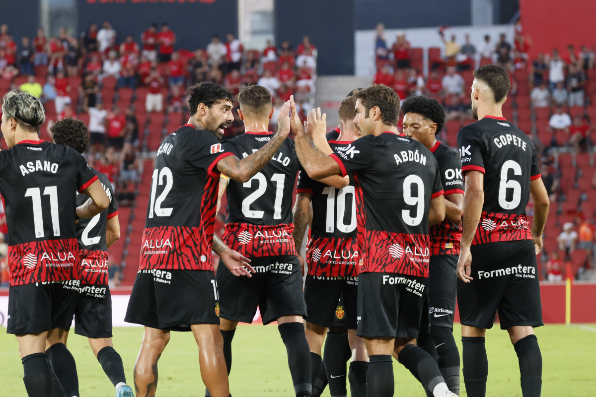 PALMA DE MALLORCA, 10/08/2024.- Los jugadores del RCD Mallorca celebran un gol durante el partido del Trofeo Ciudad de Palma que RCD Mallorca y Bolonia FC disputan hoy sábado en el estadio de Son Moix, en Palma.- EFE/CATI CLADERA