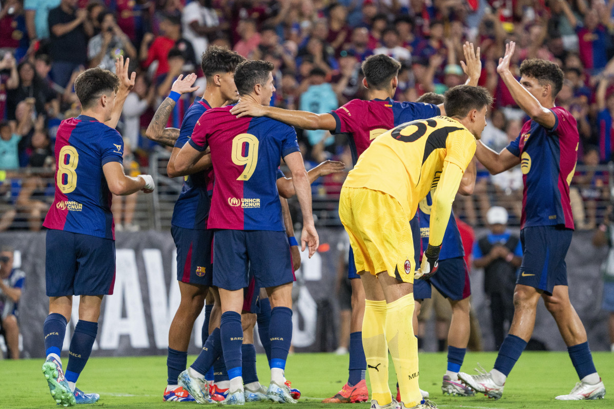 Baltimore (United States), 06/08/2024.- Robert Lewandowski of FC Barcelona celebrates with his teammates after scoring against Goalkeeper Lorenzo Torriani of AC Milan during the DIRECTV Soccer Champions Tour friendly match between FC Barcelona and AC Milan at M&amp;T Bank Stadium in Baltimore, Maryland, USA, 06 August 2024. (Futbol, Amistoso) EFE/EPA/SHAWN THEW