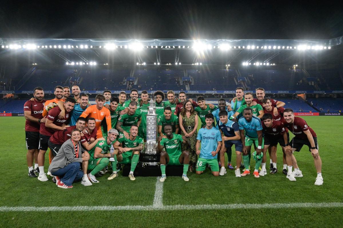 A CORUÑA, 10/08/2024.- Los jugadores del Leganés posan con el Trofeo Teresa Herrera tras el partido que Deportivo de La Coruña y CD Leganés jugaron hoy sábado en el estadio de Riazor, en A Coruña. EFE/Moncho Fuentes