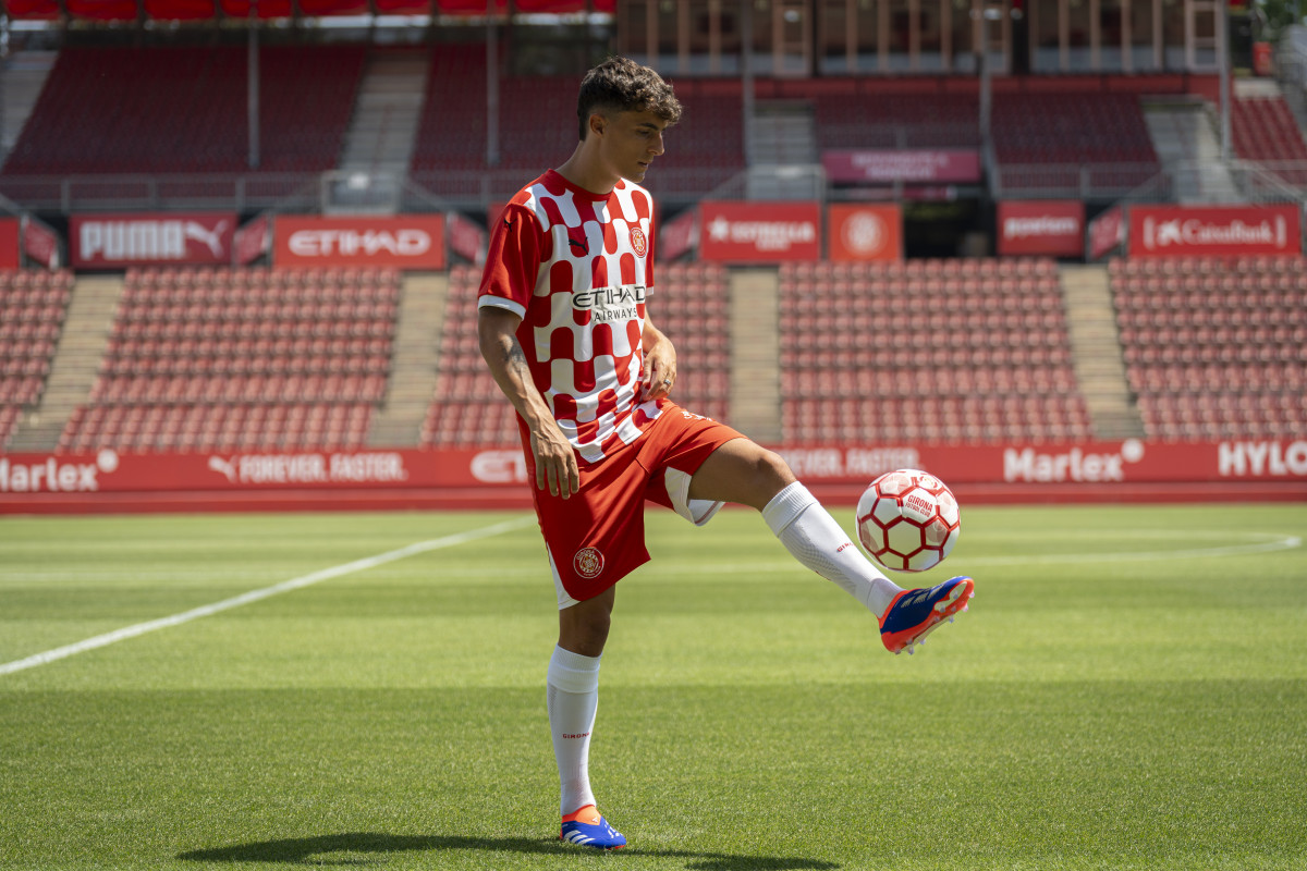 El defensa Alejandro Francu00e9s, procedente del Real Zaragoza, durante su presentaciu00f3n como nuevo futbolista del Girona EFE David Borrat