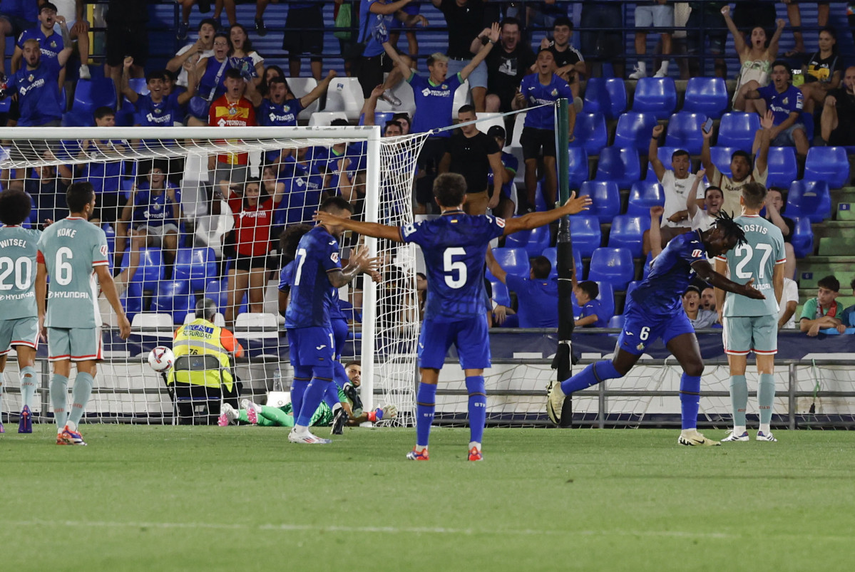 GETAFE, 03/08/2024.- El delantero nigeriano del Getafe CF Ikechukwu Uche (2d) celebra su gol durante el partido amistoso que Atlético de Madrid y Getafe CF disputan hoy sábado en el Coliseo de Getafe. EFE/JJ Guillén