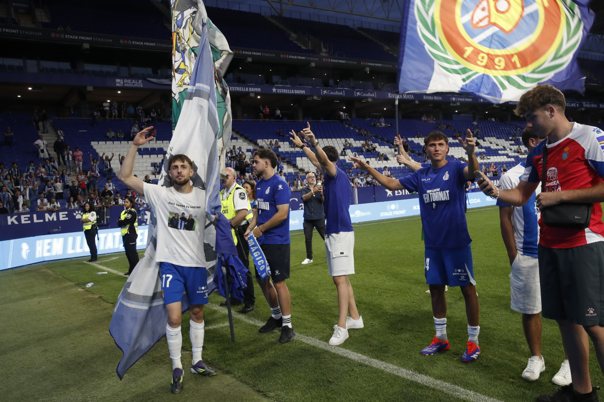 CORNELLÀ  DE LLOBREGAT (BARCELONA), 23/06/2024.- Los jugadores del Espanyol celebran el ascenso a LaLiga EA Sports tras vencer al Oviedo, este domingo en el Stage Front Stadium de Cornellà de Llobregat (Barcelona). EFE/ Toni Albir