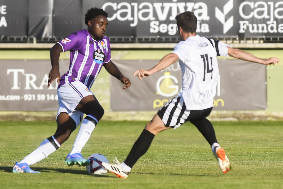 SEGOVIA, 23/07/2024.- El defensa camerunés Flavien Boyomo (i), en un momento del partido de fútbol entre la Gimnástica Segoviana y el Real Valladolid esta tarde en Segovia. EFE/PABLO MARTIN