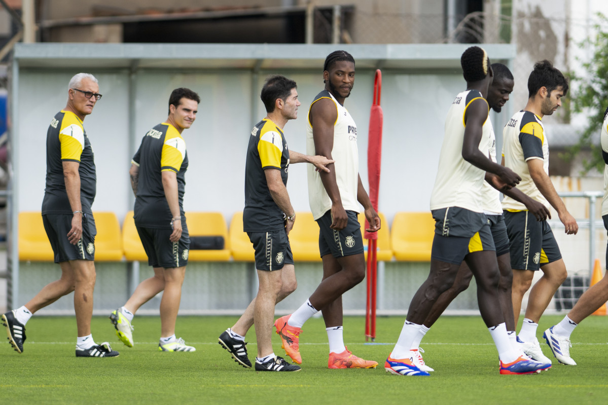 GRAFCVA1859. VILA-REAL (CASTELLÓN), 16/07/2024.- El defensa franco-congoleño Willy Kambwala, que llega procedente del Manchester United, para las próximas cinco temporadas, conversa con el entrenador del Villarreal, Marcelino (3º i), durante su entrenamiento este martes con la plantilla del club. EFE/Andreu Esteban