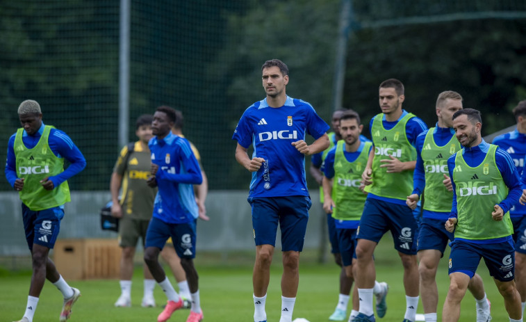 Dani Calvo, ante el gafe de los estrenos ligueros del Oviedo de cara al duelo con el Dépor