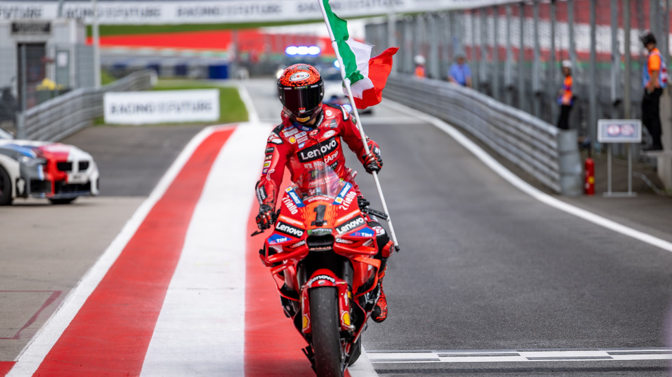 Bagnaia suma su séptima victoria del año en una gran remontada de Márquez