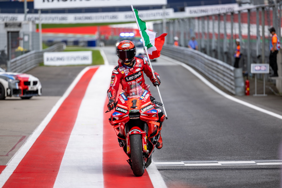 Bagnaia suma su séptima victoria del año en una gran remontada de Márquez