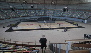 El Ayuntamiento inicia el montaje de la pista para el Básquet Coruña en el Coliseum