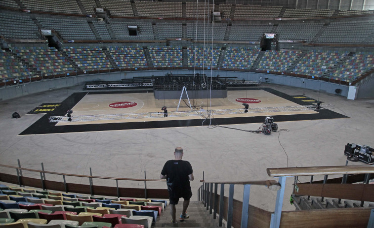 El Ayuntamiento inicia el montaje de la pista para el Básquet Coruña en el Coliseum