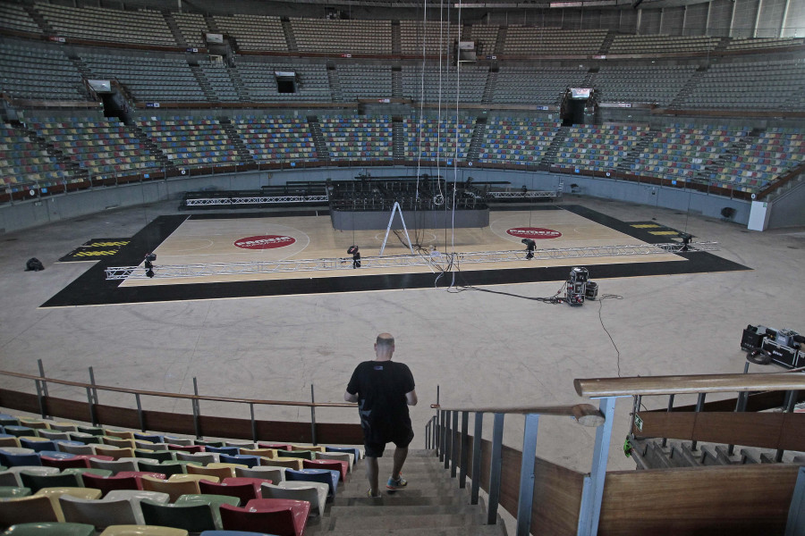 El Ayuntamiento inicia el montaje de la pista para el Básquet Coruña en el Coliseum