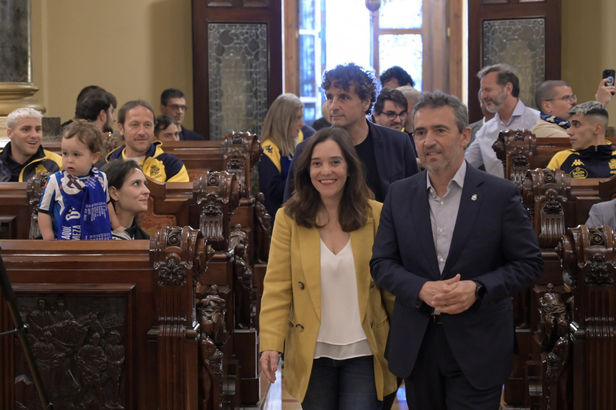 Álvaro García Diéguez y la alcaldesa Inés Rey, en la recepción tras el ascenso   JAVIER ALBORÉS