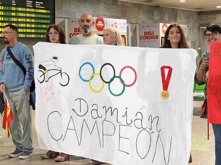 Recibimiento de Damiu00e1n Ramos en el aeropuerto