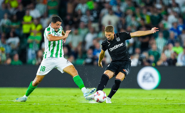 Abde y Vitor Roque dan en la segunda parte la primera victoria al Betis (2-0)