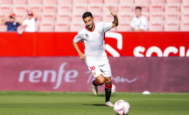 Un gol de Navas da la primera victoria a un Sevilla que sufrió con diez en el campo (1-0)