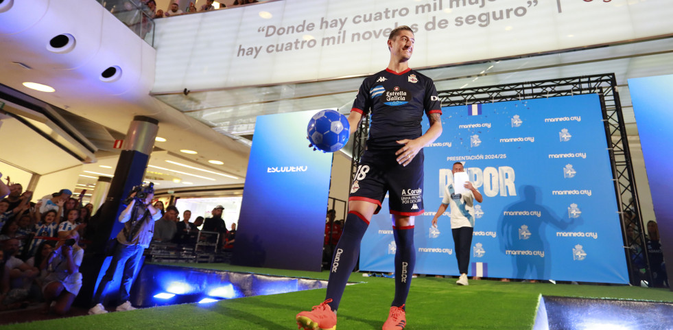 El Depor presentó sus camisetas y fichajes en Marineda City @Patricia G. Fraga (9)