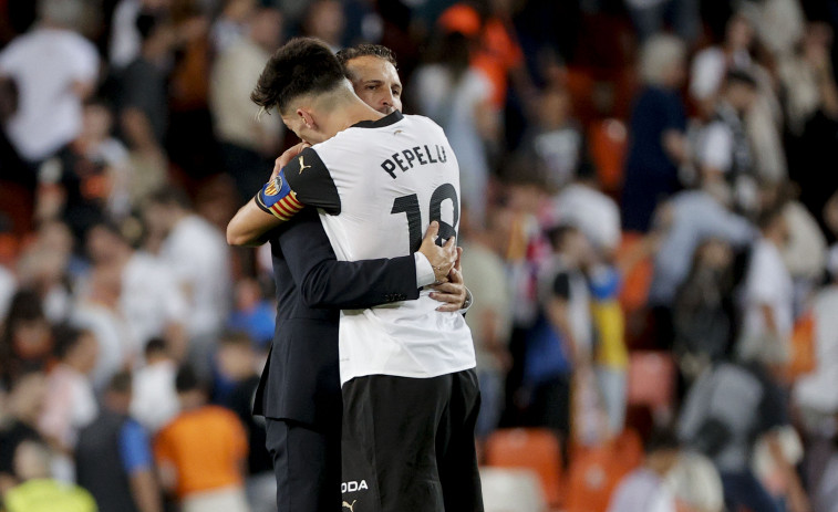 Dos rechaces en Juanpe empujan al Valencia a ganar su primer partido (2-0)