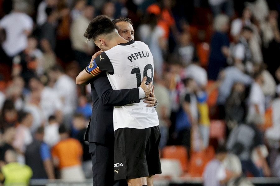 Dos rechaces en Juanpe empujan al Valencia a ganar su primer partido (2-0)