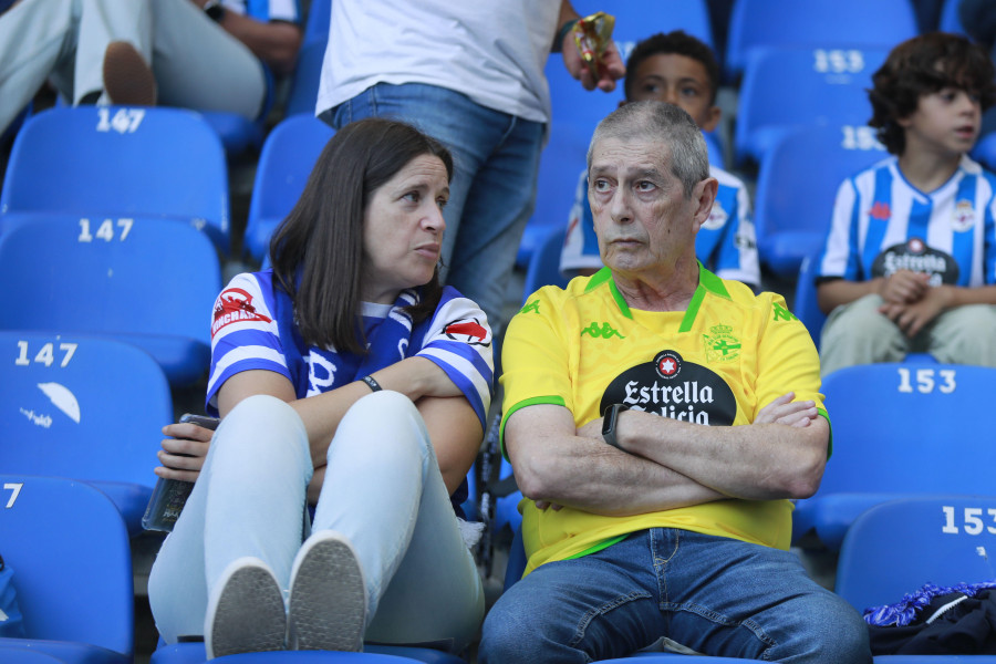 Pitadas, la grada que se vacía y primer enfado en Riazor