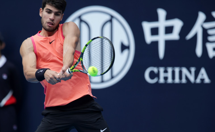 Alcaraz vence en menos de una hora y se cita con Khachanov en cuartos de Pekín