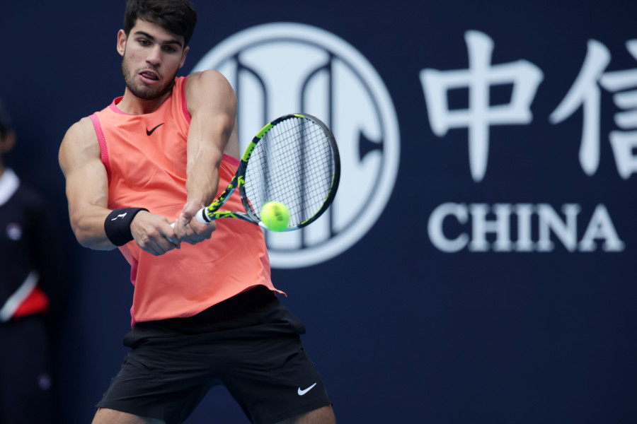 Alcaraz vence en menos de una hora y se cita con Khachanov en cuartos de Pekín