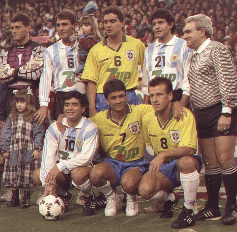 El día que Bebeto humilló a Maradona en algo parecido al fútbol indoor