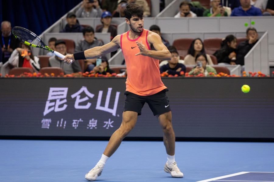 Carlos Alcaraz arrolla a Shang en su debut en Shanghái