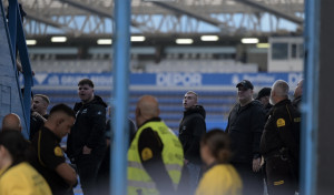 El lamentable paseo de los ultras del Málaga por A Coruña. La Policía los escolta hasta el estadio