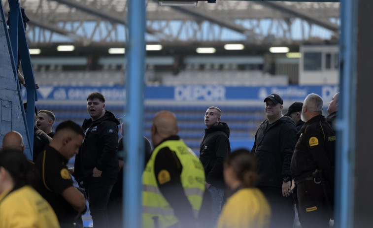 El lamentable paseo de los ultras del Málaga por A Coruña. La Policía los escolta hasta el estadio