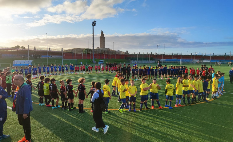 Doscientos niños juegan al fútbol en A Coruña por la paz