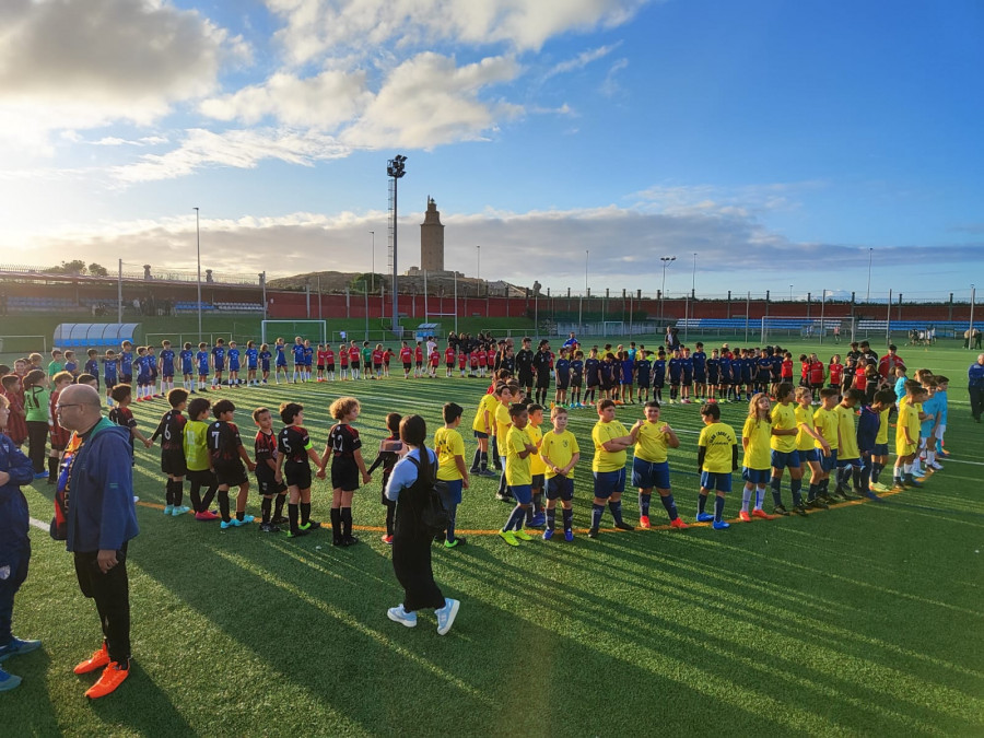 Doscientos niños juegan al fútbol en A Coruña por la paz