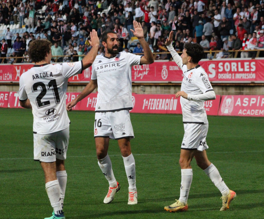 Luis Chacón marca en la goleada de la Cultural ante el Ourense (3-0)