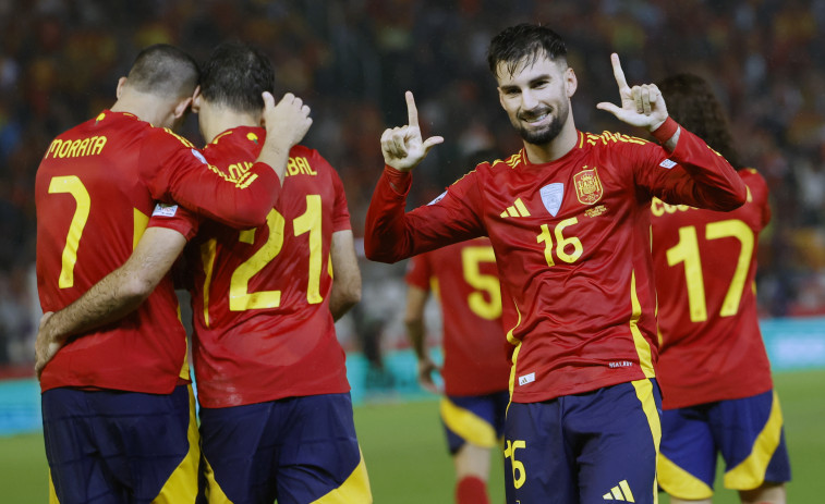 España exhibe buen fútbol ante los inconvenientes (3-0)